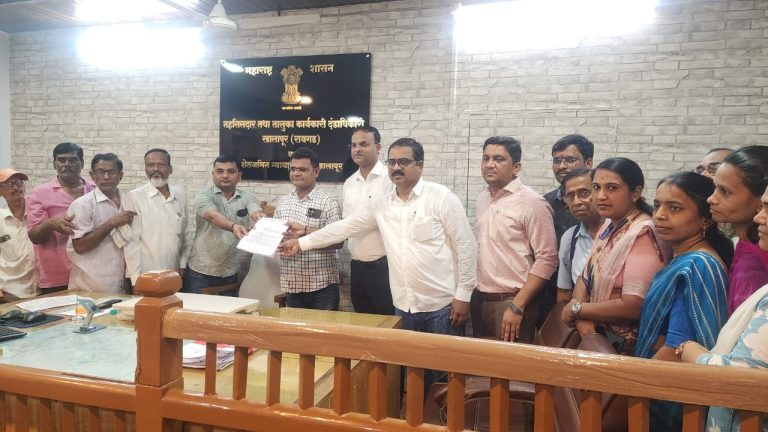 विविध प्रलंबित मागण्यांसाठी शासकीय कर्मचाऱ्यांचा मोर्चा…कंत्राटी कामगारांनी खालापूर येथे मोर्चा काढत केले निवेदन सादर…