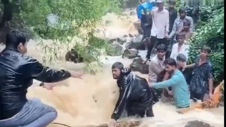 दुगारवाडी धबधबा पुन्हा एकदा ठरला मृत्यूच्या खाईसारखा!… धबधब्यावर मृत्यूच्या छायेत अडकले पर्यटक!…