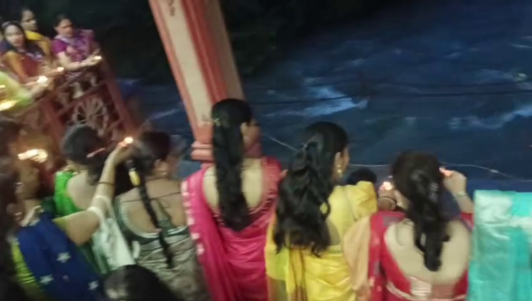 सहज सेवा फाऊंडेशनचा अनोखा उपक्रम… पाताळगंगा नदीचे पूजन,आरती,महिलांसाठी हळदीकुंकू…