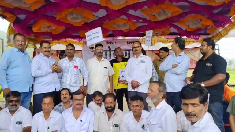 रोहा ते पडम रस्त्याची दुरावस्था; रस्त्याची अक्षरशः झाली चाळण… रिक्षा संघटनेने उपसले आमरण उपोषणाचे हत्यार…