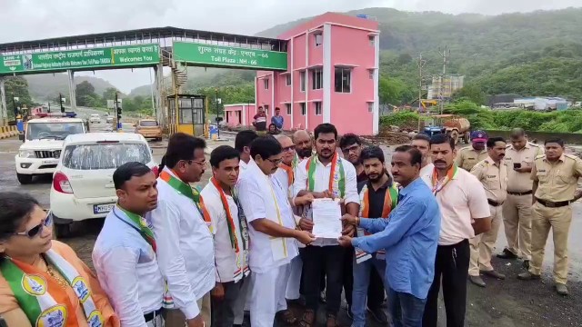 आधी रस्ता,मग टोल,शरद पवार गटाची मागणी… सुकेलीच्या टोल नाक्यावर शरद पवार गटाचे आंदोलन…