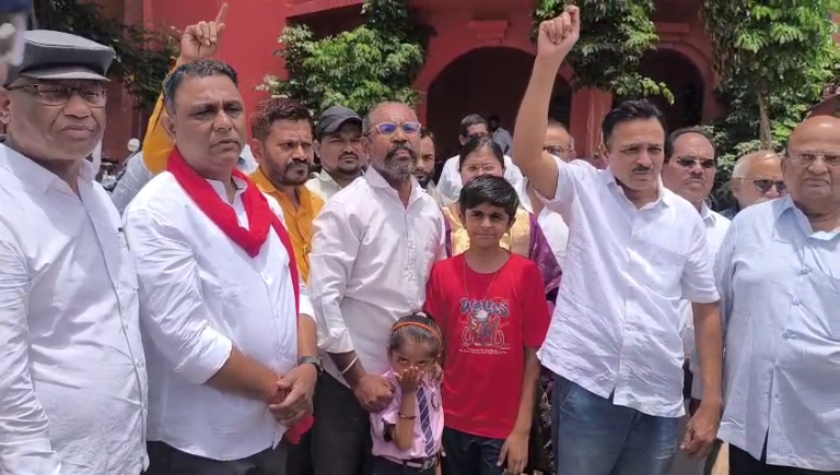 बॉम्बस्फोटातील निर्दोष मुक्तते नंतर मालेगावात आनंदोत्सव… सनातन धर्म की जय घोषणांनी मोसम पुल परिसर दणाणला…