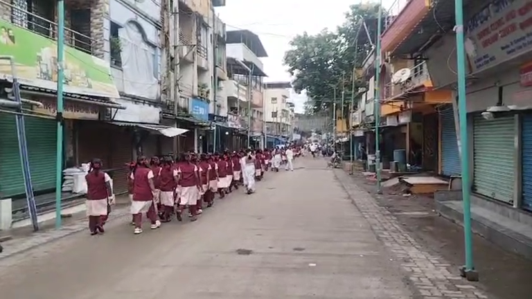 अखेर चौक बाजारपेठ मधून प्रभात फेरी निघाली, रस्ता झाल्याने सर्वच खुश…