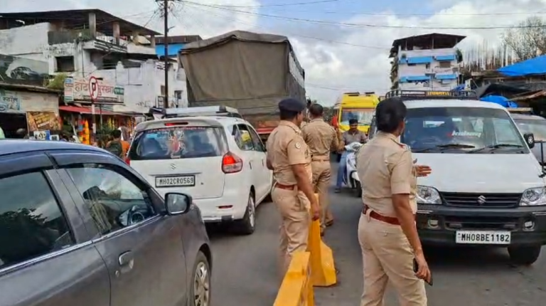 मुंबई-गोवा महामार्गावरील वाहतूक कोंडीवर पोलिसांचे नियंत्रण… हजारो वाहने कोकणाच्या दिशेने रवाना…