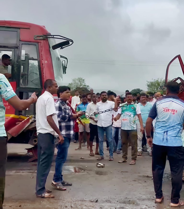 एसटी बस आणि ट्रकची समोरासमोर जोरदार धडक… अपघातात ट्रक चालकाचा पाय तुटला तर एकजण गंभीर जखमी…