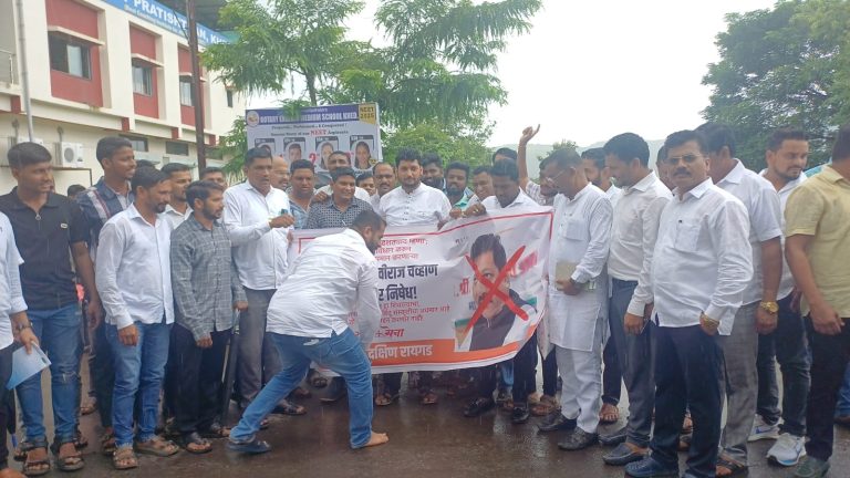 महाडमध्ये युवा सेनेच्या वतीने पृथ्वीराज चव्हाण यांच्या प्रतिमेस जोडे मारो आंदोलन… माजी मुख्यमंत्री पृथ्वीराज चव्हाण यांना रायगडच्या युवा सेनेने मारले जोडे…
