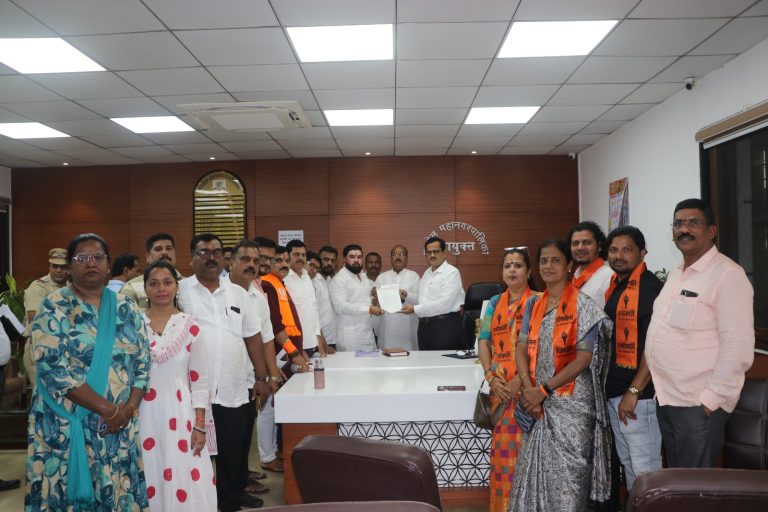 शिवसेनेची पनवेल महानगरपालिकेवर आक्रमक धडक… शिवसेना स्टाईलने केले आंदोलन…