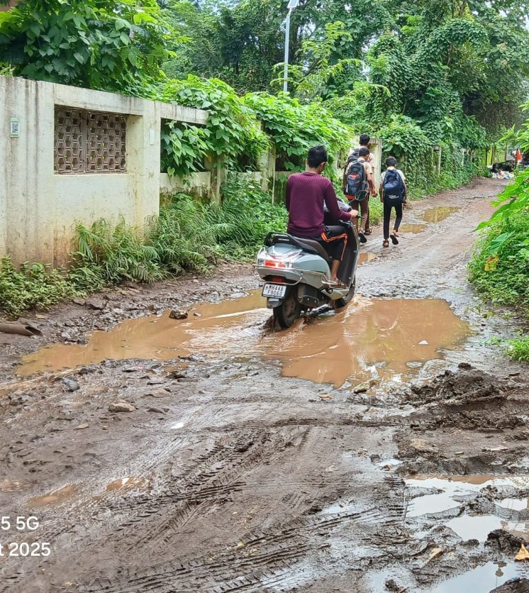 रस्त्याचे नाही कुणी पण जबाबदार कोणीच नाही का ? तात्काळ दुरुस्तीची मागणी…