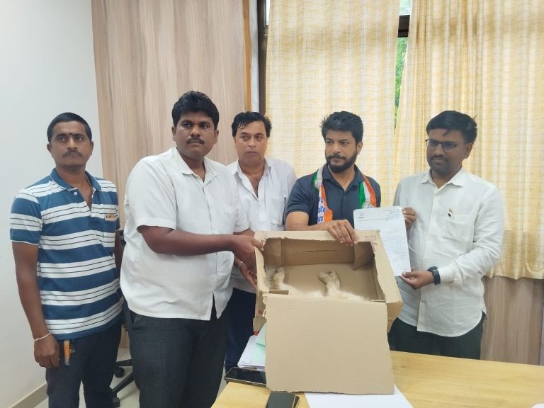 राष्ट्रवादी काँग्रेस शरदचंद्र पवार पक्षाकडून अनोखं आंदोलन… भटक्या कुत्र्यांच्या हल्ल्यात मृत पावलेले मांजर दिले प्रशासनाला भेट…