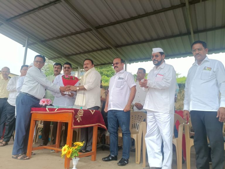 जिल्हा परिषद शाळेतील विद्यार्थी घडवतील इतिहास:महेश बालदी… मोहोपाडा शाळेत स्कूल बॅग वाटप; कृष्णाशेठ पारंगे यांच्या वाढदिवसानिमित्त उपक्रम…