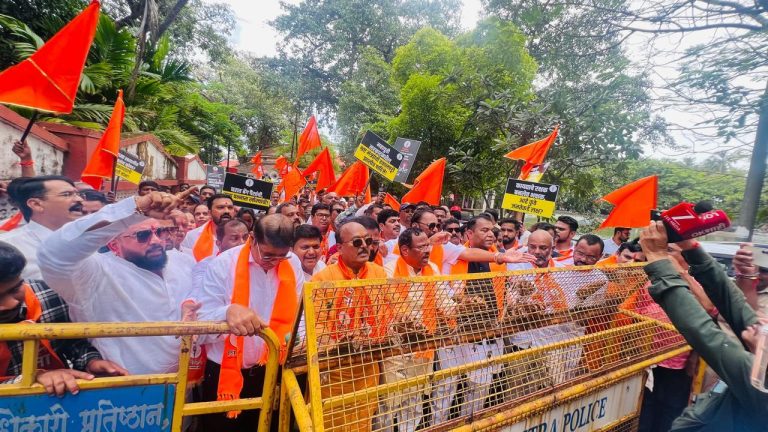 रायगडमध्ये ठाकरेंच्या शिवसेनेचा जिल्हाधिकारी कार्यालयावर जनआक्रोश मोर्चा… वादग्रस्त मंत्र्यांना हाकलण्याची ठाकरेंच्या शिवसेनेची मागणी…