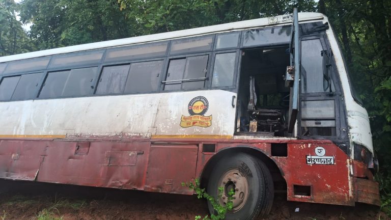 महाड-दापोली मार्गावर पुन्हा अपघात;जीवितहानी टळली… निकृष्ट रस्त्याचा बळी…कारंजाडी उतारावर एसटी बस घसरली…