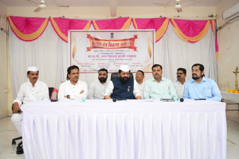 भरत शेठ गोगावले यांच्याकडून नडगाव ग्रामपंचायतमध्ये ध्वजारोहण… मंत्री भरतशेठ गोगावले यांच्या हस्ते महाडमध्ये आधार संच वितरण…