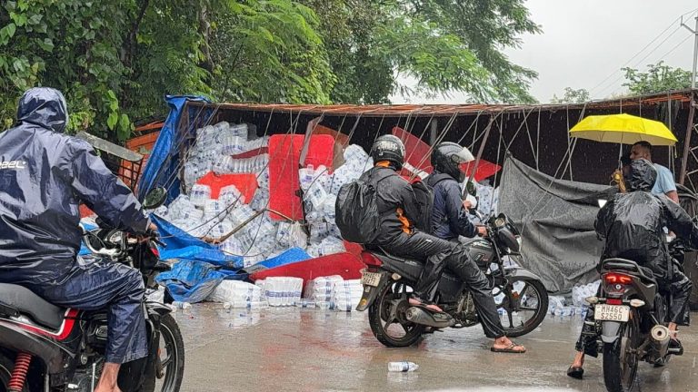 पाण्याच्या बाटल्या भरलेला ट्रक कर्जत चौक रस्त्यात आडवा… धोधो पावसात ट्रकवर नियंत्रण सुटले; वाहतूक तात्पुरती कोंडी…