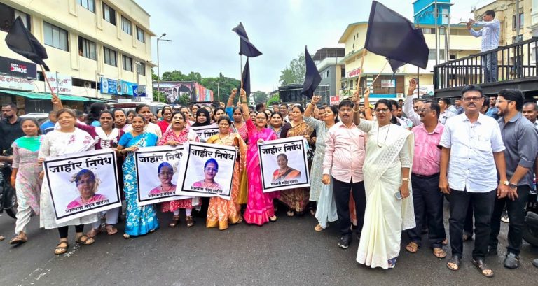 रस्त्यांच्या दुरावस्थेवरून अलिबागेत शेकापचा संताप… शेकापचे कार्यकर्ते रस्त्यावर,मानसी दळवींविरोधात घोषणाबाजी…