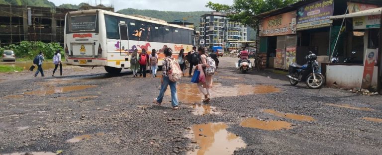 महाड शहरातील रस्त्यांवर पडलेल्या खड्ड्यांवर शेती करायची का ?… गणेशोत्सवापूर्वी शहरातील खड्ड्यांची तातडीने दुरुस्ती करण्याची मागणी…