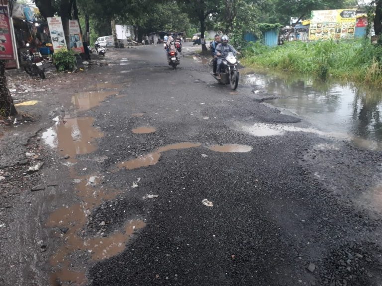 पनवेल-नेरे परिसरातील रस्त्यांची दयनीय अवस्था… मोठमोठे खड्डे,वाढते अपघात…पनवेलकरांचा संताप उसळला…