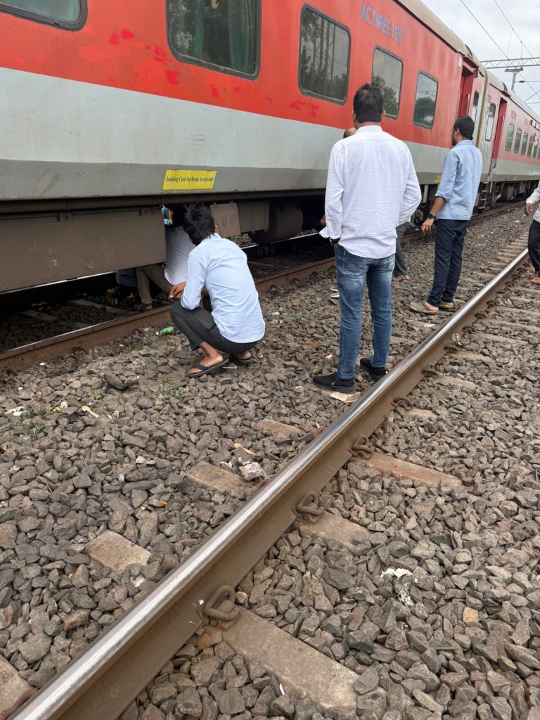 मनमाडजवळ राजधानी एक्सप्रेस ठप्प!प्रवाशांचा तासन्‌तास खोळंबा… पानेवाडी स्थानकावर राजधानी एक्सप्रेस थांबली;प्रेशर पाईप तुटल्याने प्रवाशांची तारांबळ…