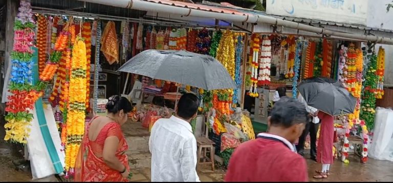 गणेशोत्सवाच्या पार्श्वभूमीवर सजावटींच्या साहित्याने माणगाववसह उपनगरातील बाजारपेठा फुलल्या…