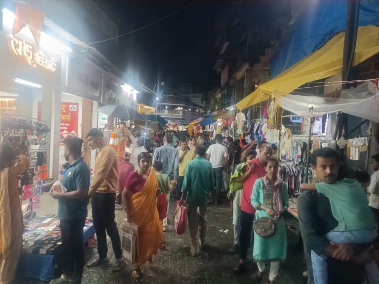 मोहोपाडा बाजारपेठेत गणेशोत्सवाची लगबग… गणरायाच्या आगमनाच्या तयारीसाठी नागरिकांची खरेदीसाठी गर्दी…