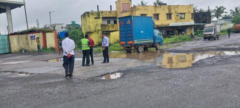 उरण तालुक्यात प्रशासनाची तीन माकड प्रवृत्ती… फुंडे पुलाच्या प्रवेशद्वारावर भयानक खड्ड्यांचे साम्राज्य… 