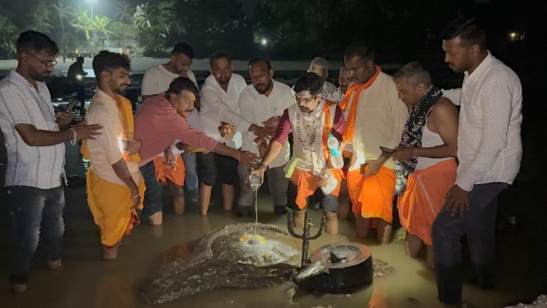 किहीम सागरेश्वर शिवपिंडीवर श्री जंगम महाराजांच्या हस्ते अभिषेक… चामुंडा देवी व काळभैरव मंदिरालाही भेट…