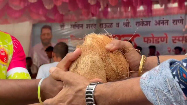 नागाव येथे हातावरच्या नारळ फोडी व गडगडी नारळ स्पर्धेला उत्स्फूर्त प्रतिसाद… यंदा पहिल्यांदाच गडगडी नारळ स्पर्धेचेही शानदार आयोजन…