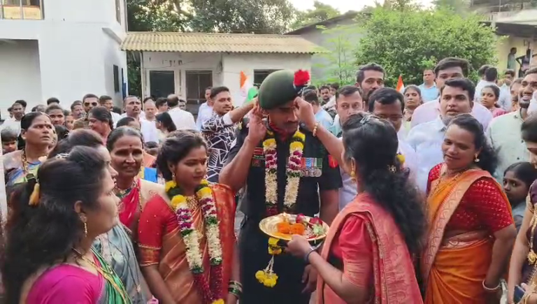 भारत मातेची १७ वर्षे सेवा बजावणारे भारतीय सैनिक कमलाकर भऊड सेवानिवृत्त… आंबेघर येथे भव्य मिरवणूक काढून जंगी स्वागत…