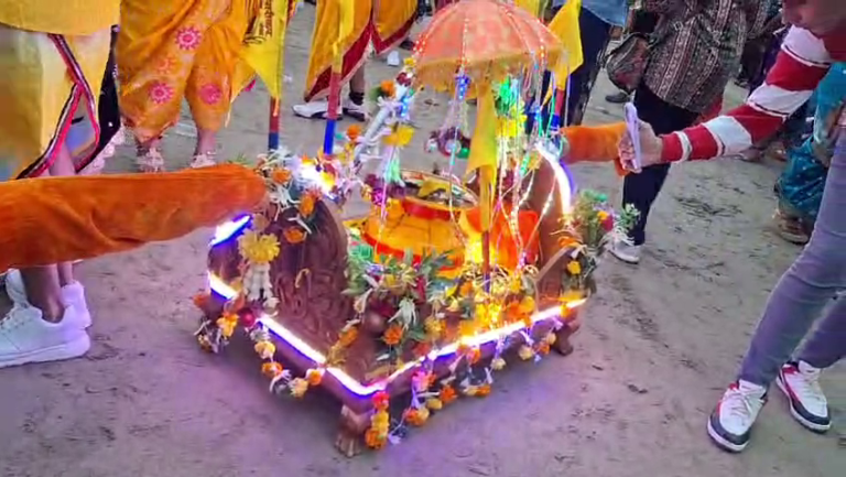 वर्सोवा किनाऱ्यावर नारळी पौर्णिमेचा जल्लोष… समुद्राशी नातं जपणारा कोळी बांधवांचा पारंपरिक उत्सव…