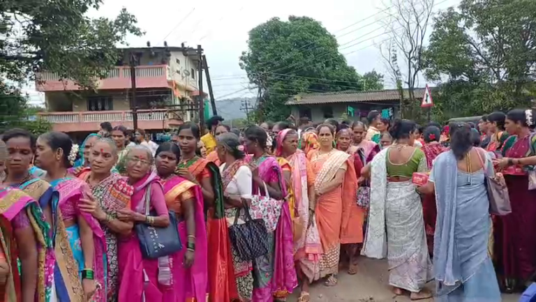 दहा हजार बहिणींचं प्रेम;मंत्री भरत गोगावले यांना राखी बांधण्यासाठी उसळली गर्दी… महाडमध्ये रक्षाबंधनाचा जल्लोष…हजारो बहिणींचा भावबंधाचा उत्सव…