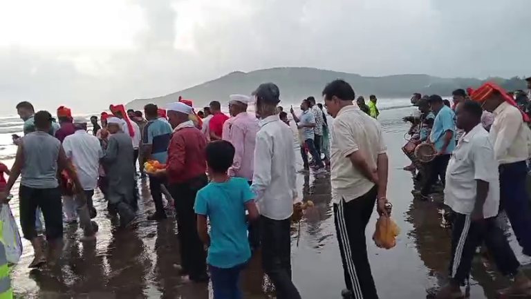 श्रीवर्धनची आगळीवेगळी परंपरागत नारळी पौर्णिमा… वाद्यांच्या गजरात मिरवणुकीने सर्वजण समुद्र किनाऱ्यावर प्रस्थान…