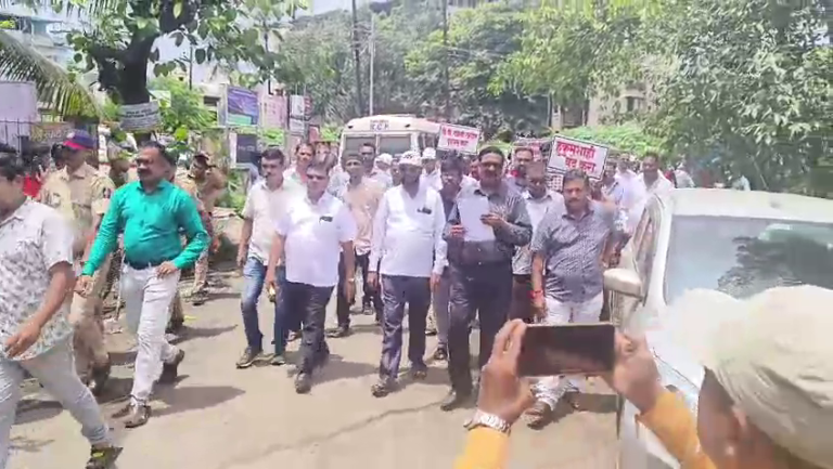 पेण तालुक्यात विजप्रश्नांवर संतप्त नागरिकांचा महावितरणवर मोर्चा… दररोज ८ तास वीज खंडित; कारागिरांसह नागरिक हैराण…