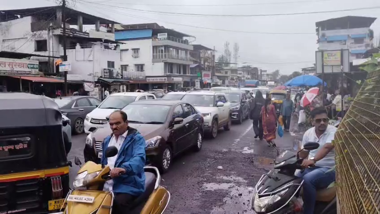 मुंबई-गोवा महामार्गावर भीषण वाहतूक कोंडी… दोन ते तीन किलोमीटरपर्यंत वाहनांच्या लांबलचक रांगा…