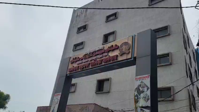 मालेगावात स्वातंत्र्यदिनी साडी–चोळी देऊन अनोखा निषेध