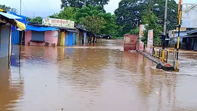 अंबा नदीने धोक्याची पातळी ओलांडली…एसटी बसस्थानक पाण्याखाली… मुख्य रस्ते आणि वाहतूक विस्कळीत…