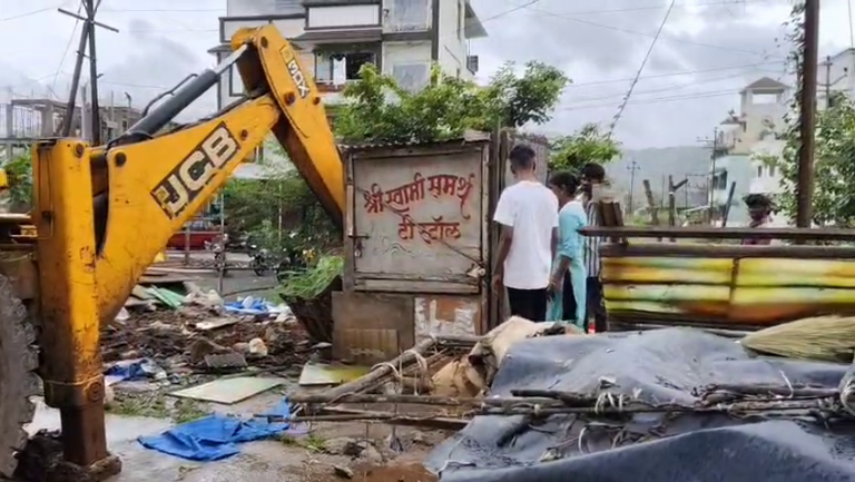 रोहा खारी रोडवर टपऱ्यांवर गंडांतर…ऐन सणासुदीत टपरीधारक बेघर… मंत्री तटकरे यांच्या मतदारसंघात लाडक्या बहिणी रस्त्यावर;टपरीधारक महिलांचा संताप…