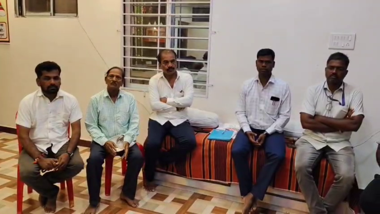 रोहा म्हाडा वसाहत रहिवाशांचा हल्लाबोल तटकरे परिवारावरचे आरोप निराधार… टपऱ्यांच्या बेकायदेशीर जंगलावर गंडांतर रहिवाशांचा जाहीर पाठिंबा प्रशासनाला…