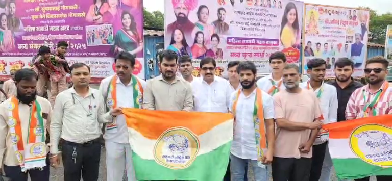 महाड शहरातील खड्ड्यात राष्ट्रवादी शरद पवार पक्षाचे अनोखे आंदोलन… खड्ड्यात पोहण्याची स्पर्धा घेऊन वेधले प्रशासनाचे लक्ष…