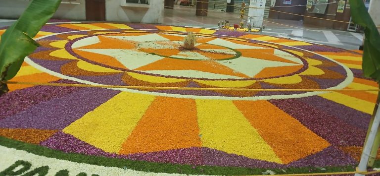 ओणम सणाचे पनवेल स्थानकावर फुलांनी सजलेले स्वागत…