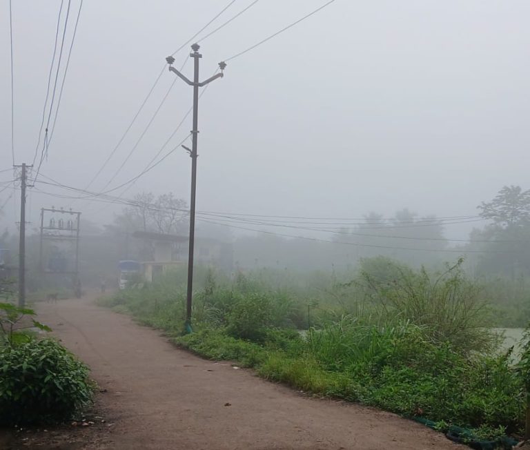 माणगावात हंगामातील पहिला धुक्याचा अनुभव; हिवाळ्याची चाहूल, पण पावसाचे आणि उकाड्याचे सावट कायम…