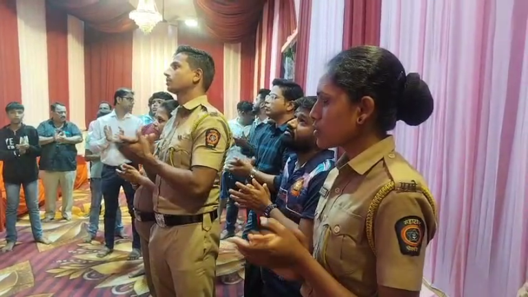 नवतरुण मित्र मंडळ यांनी चौक पोलीसांना दिला आरतीचा मान