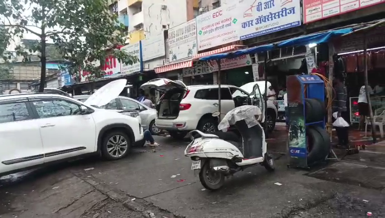 बेलपाडा रस्त्यावर गॅरेजराज… नागरिक हैराण,रस्ते ठप्प पोलीस-प्रशासन झोपेत…