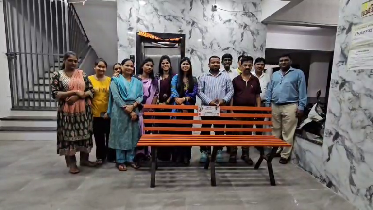 कोल्हारेत विरले दाम्पत्याचा समाजहिताचा आदर्श उपक्रम… विरले दाम्पत्याकडून कोल्हारेत वयोवृद्धांसाठी लोखंडी बाकड्यांची भेट…