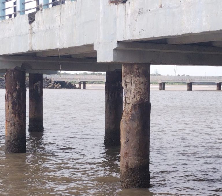 मांडवा जेट्टी कोसळण्याच्या उंबरठ्यावर…प्रवाशांचा जीव धोक्यात… प्रवाशांचा जीव धोक्यात,अधिकारी मात्र टेंडरच्या नावाखाली खेळ खेळतायत…