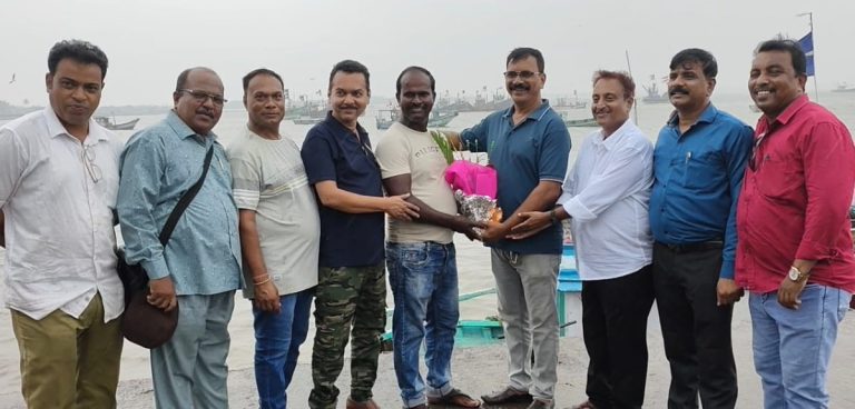 मोथा वादळाचा तडाखा…देवदूत ठरला अतिश कोळी… १५ खलाशांना मृत्यूच्या जबड्यातून बाहेर खेचणारा उरणचा अवलिया…