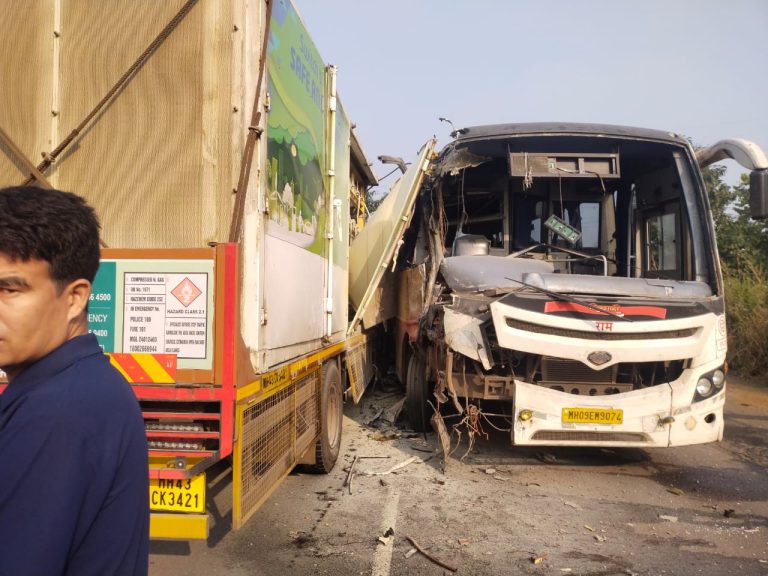 मुंबई-गोवा महामार्गावर शिवशाही बस आणि टेम्पोचा भीषण अपघात… महाडजवळ झालेल्या अपघातात सहा प्रवासी जखमी; कोणतीही जीवितहानी नाही…   