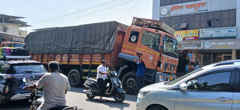 वाहन बिघाडामुळे वाहतूक कोंडी; ऑटोचालकांनी घेतली वाहतूक पोलीसांची भूमिका.पत्रकार साहेब, माणगांवकरांसाठी आत्ता हा रस्ता नाही राहिला आहे!” – दुचाकीस्वाराचा संतापजनक उद्गार…