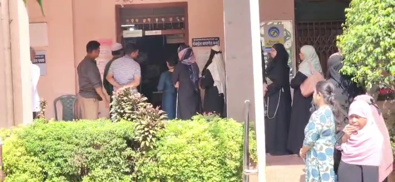 रायगडात नगरपरिषद नगरपालिका निवडणूक मतदानाला मतदारांचा उत्स्फूर्त प्रतिसाद… रायगड पोलिसांचा मतदान केंद्रावर चोख पोलीस बंदोबस्त…