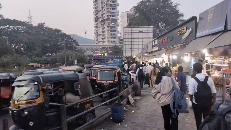 प्रवाशांची दमछाक! खारघर स्टेशनवर रिक्षा-फेरीवाल्यांची मुजोरी… प्रवाशांना पाऊल ठेवायलाही जागा नाही, प्रशासन झोपेत?… 