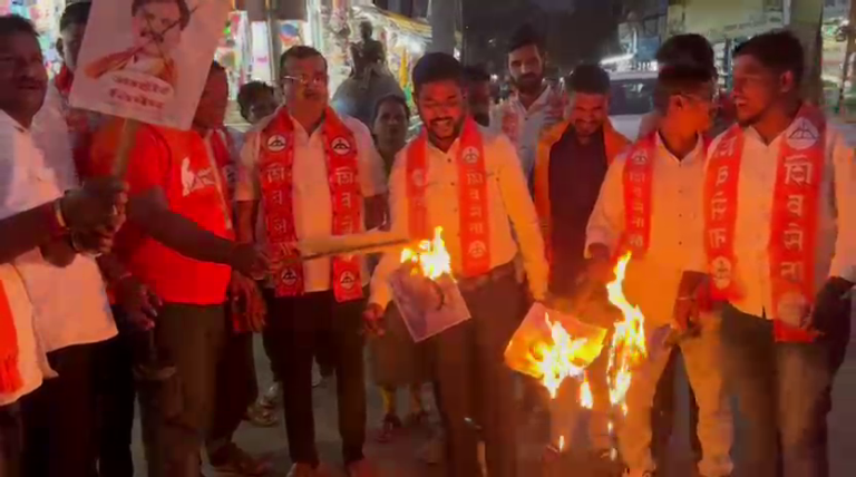 रोह्यात अंबादास दानवेच्या निषेधार्थ शिवसेना आक्रमक…निम का पत्ता कडवा है, अंबादास दानवे #डवा है म्हणतं, प्रतिमेला जोडे मारत निषेध व्यक्त…!